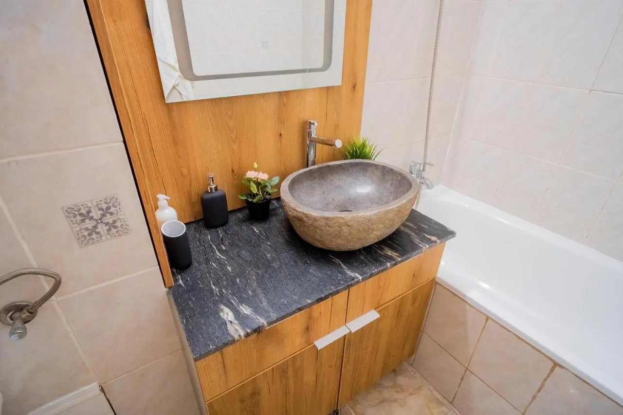 City Center Apartment With Skyline View Bukarest